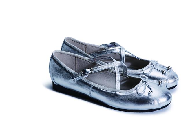 京站推「MISS 21 交叉繫带玛莉珍平底鞋」，原价5680元、特价3080元。（京站提供／朱世凯台北传真）