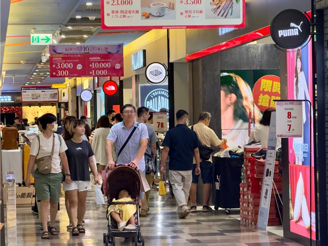 南纺购物中心第二波周年庆推指定店柜买满2000送200元电子抵用券，运动休閒品牌亦可享好康。（南纺购物中心提供／朱世凯台北传真）