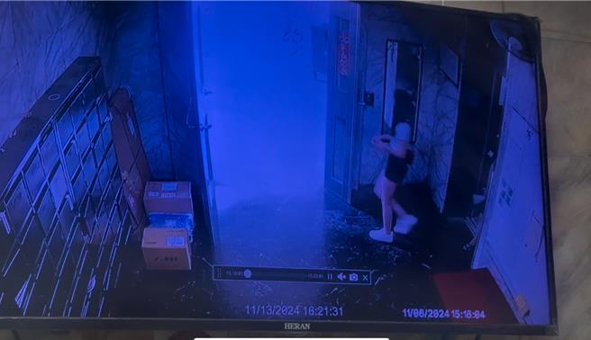 王姓女子6日从租屋处搭电梯下楼，管理室1楼拍下她的身影，她没有带任何行李。（纪爰摄）