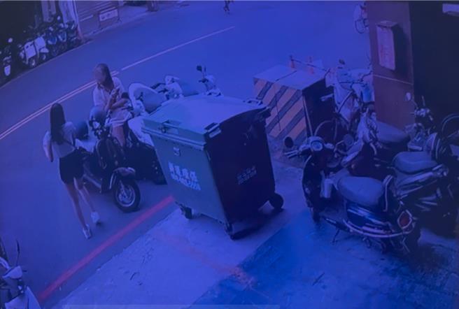 王女在租屋处骑楼与闺蜜会合，2人有说有笑。（纪爰摄）