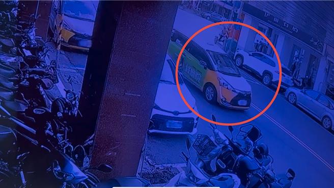 王女和闺蜜离开租屋处，搭计程车离去，成为最后身影。（纪爰摄）