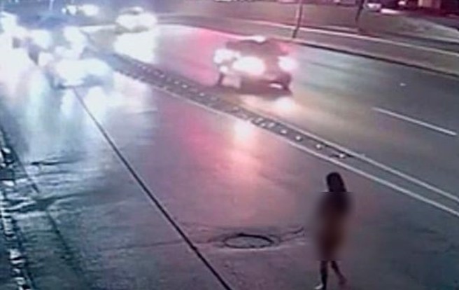 墨西哥18岁少女珍妮丝全身赤裸地在街上逆行后，被车意外撞倒送院。（图／翻摄自X） 