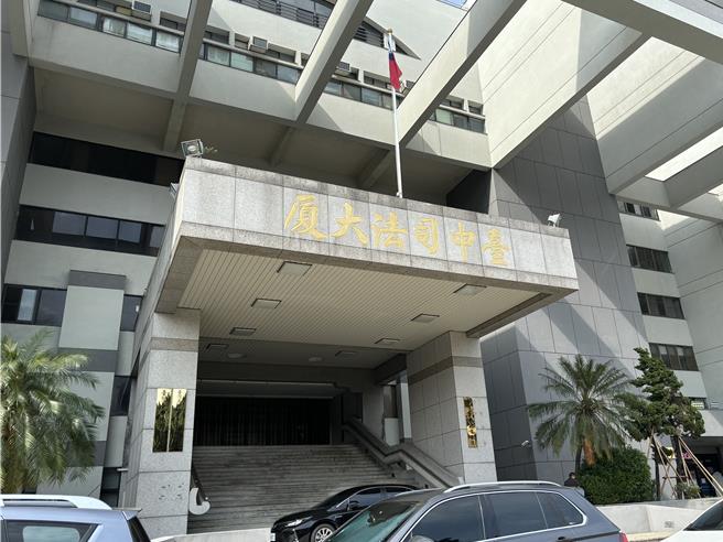 台中许姓男子勒毙前妻后自首，台中地院国民法官法庭13日依杀人、强制罪判许13年5月。（冯惠宜摄）