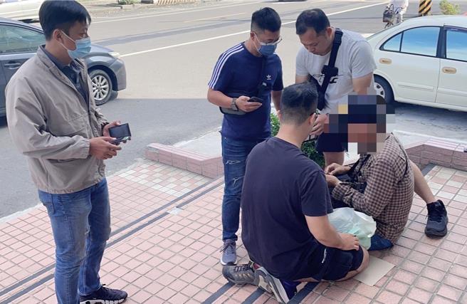 警方當場逮捕陳姓車手，查扣多張偽造工作證及收據。（民眾提供／寶智華台南傳真）