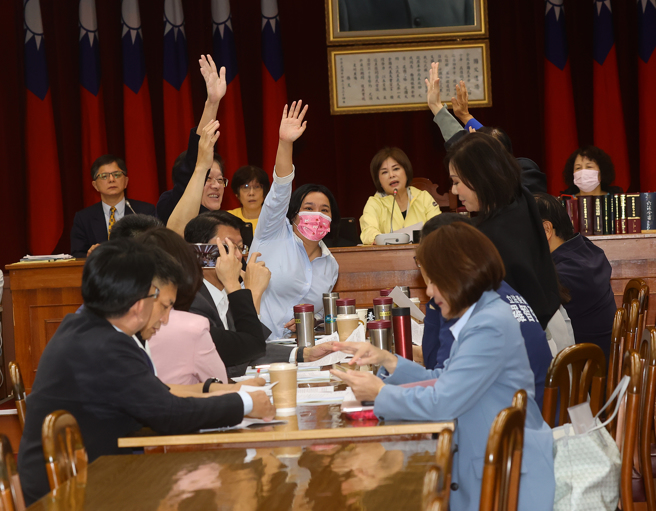 立法院財政委員會13日審議《財劃法》並進行表決，藍營以人數優勢擋住綠營，《財劃法》確定送出委員會。（劉宗龍攝）