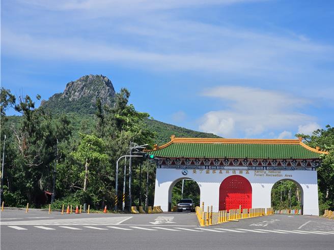 受天兔颱風影響，林業保育署屏東分署轄內森林遊樂區、自然步道14日下午5時起預警性休園及封閉。圖為墾丁國家森林遊樂區大門。（示意圖／本報資料照）
