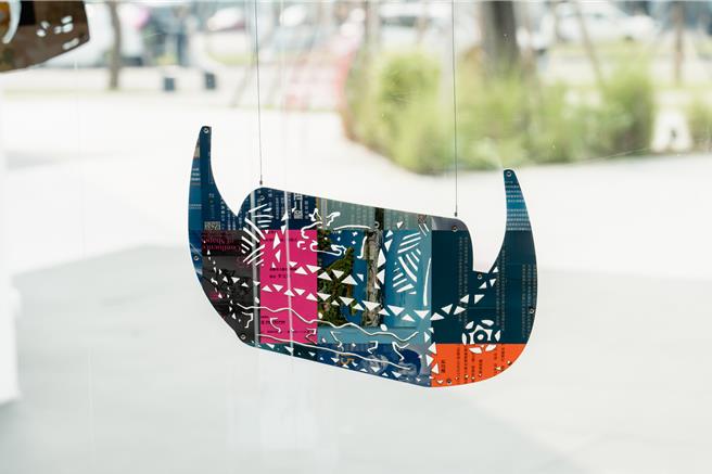 《涉世》特展作品《涉》以五艘乘載不同時空脈絡的「船」為核心，共譜高雄海城市的百年多元文化。（歷史博物館提供／紀爰高雄傳真）