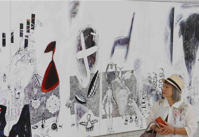 艺术家戴明德携手义大利艺术家沙沃‧帕斯特雷洛，举办国际艺术展览《同频：臺义双人展》，为2024嘉大艺术节拉开序曲。(吕妍庭摄)