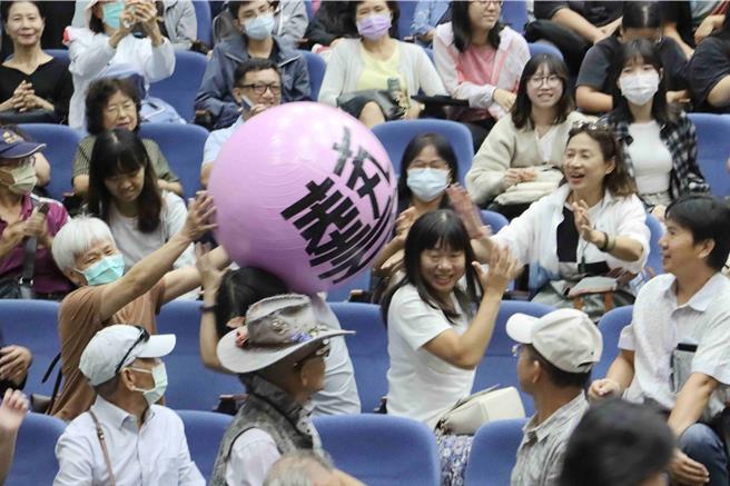 今(13日)校方举办2024嘉大艺术节开幕式，特别安排接力滚球桥段。(吕妍庭摄)