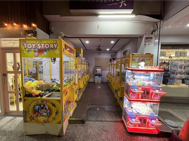 娃娃機店從商店街轉戰住宅區，民眾操作夾娃娃機的機台聲音及音樂聲擾人清夢，吵得居民受不了。（曹嘉豪提供／葉靜美彰化傳真）