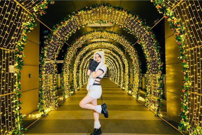 「甜甜圈幻想曲」以甜甜圈为主题，炫目的光点像是撒上迷幻糖霜，漫步其中感受无尽的甜蜜与幸福。（观光局提供）