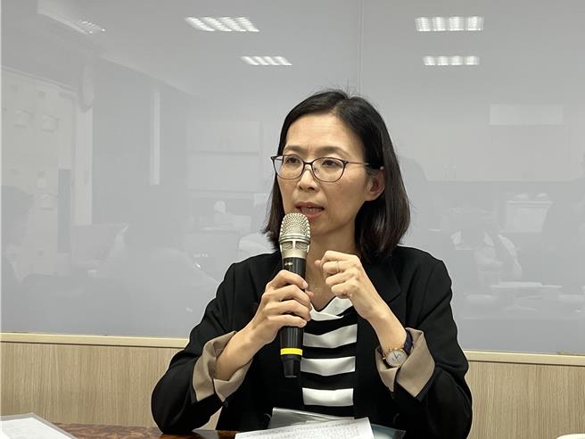 经济部进行零售业个资维护修法，扩大纳管范围，经济部商业发展署副署长刘雅娟今(13日)说明修法重点。(王玉树摄)