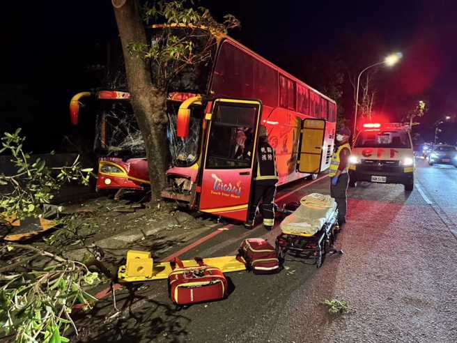 桃园育达高中校车，傍晚不明原因自撞路树，现场多名学生受伤送医。（翻摄画面／桃园市议员王佩毓脸书）
