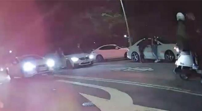 台中一群年轻人12日凌晨街头拦车，发现找错人急喊对不起。（民眾提供）