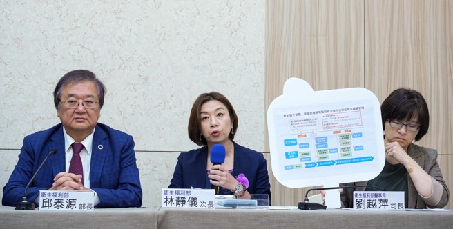 针对「波波医师」争议，卫福部部长邱泰源（左）、次长林静仪（中）、医事司司长刘越萍（右）13日晚间亲上火线召开记者会，林静仪会中表示，除了通过国家考试，医学生还需经歷严格的实习训练，而实习期间的临床老师在确认学生专业资格上扮演了重要角色。有些医师还会在诊所公布自己的毕业学校或海外进修机构，这种透明化的做法也受到大力支持与鼓励。（罗永铭摄）