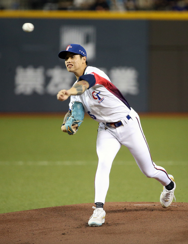 林昱珉在13日12强中韩大战先发主投4.2局被敲2安打掉2分，另飙出3次三振。（范扬光摄）