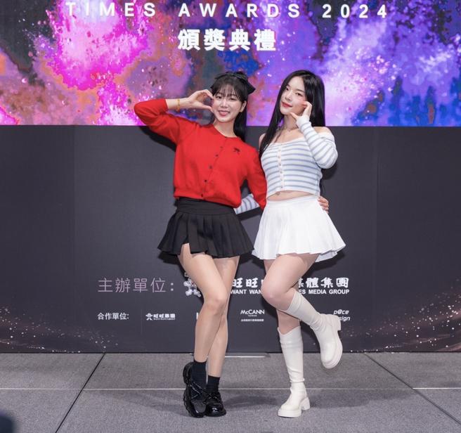 安芝儇（左）和赵娟周惊喜现身时报金像奖与金手指奖颁奖典礼。（吴松翰摄）