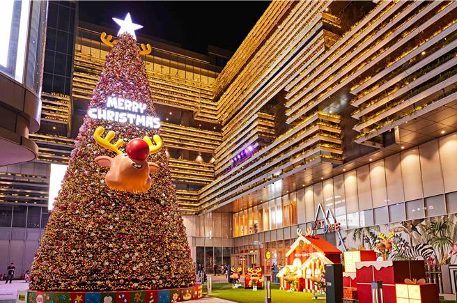 台南最高的耶诞树，由南纺购物中心打造，今年以驯鹿为主角，讨喜也吸睛。(南纺购物中心提供／曹婷婷台南传真)