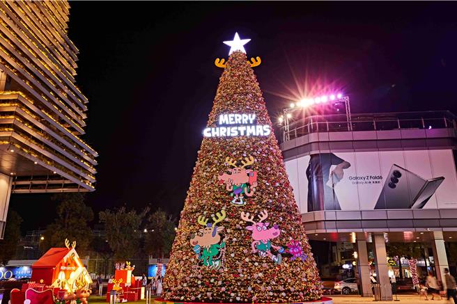 南纺购物中心逾15公尺高的耶诞树13日晚间亮灯了。(南纺购物中心提供／曹婷婷台南传真)