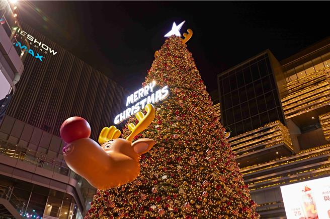 南纺购物中心耶诞树正面以驯鹿鲁道夫为主角，醒目红鼻子带领整个雪橇队伍，相当可爱。(南纺购物中心提供／曹婷婷台南传真)