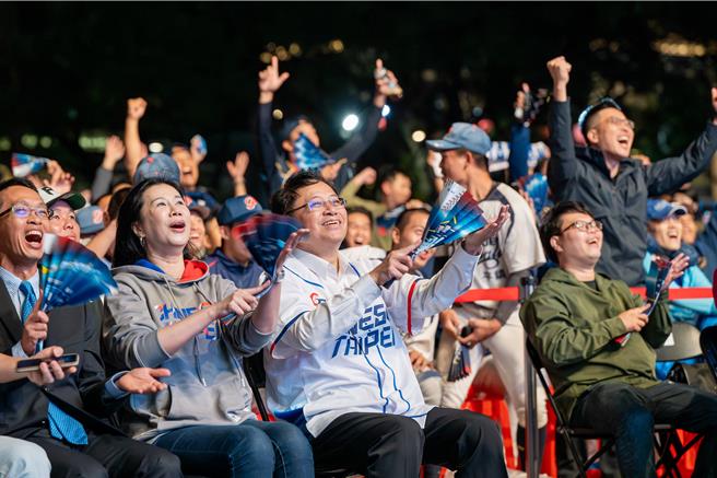 世棒12强中华队首战对韩国，第2局接连开轰，桃园直播派对嗨爆。(市府提供／蔡依珍桃园传真)