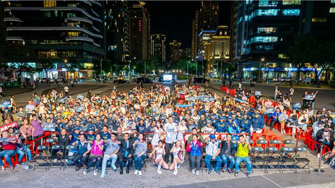 世棒12强中华队首战对韩国，第2局接连开轰，桃园直播派对嗨爆。(市府提供／蔡依珍桃园传真)