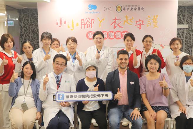 丽婴房日前至罗东圣母医院捐赠早产儿连身衣及关怀早产儿家庭。（院方提供／吴佩蓉宜兰传真）