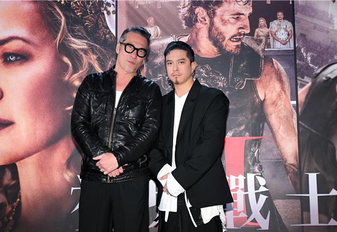 黄仲崑（左）和黄远父子檔一同出席《神鬼战士II》首映会。（UIP提供）