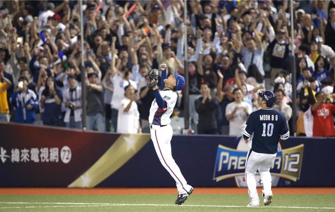 投手吴俊伟关门成功开心地跳起来大吼。（范扬光摄）