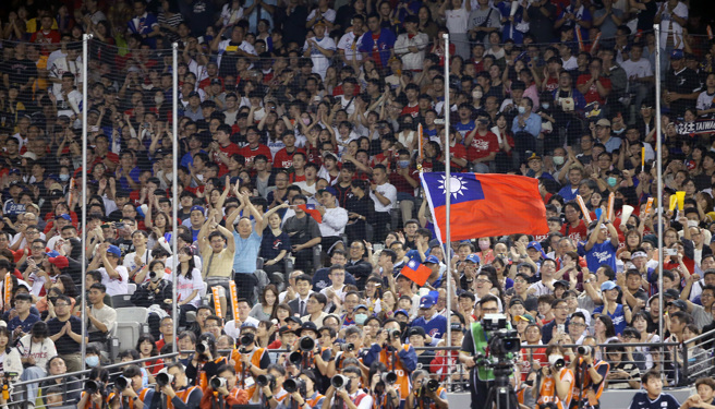 韩国记者形容，现场就像地震一样，充满台湾球迷的跳跃欢呼。（范扬光摄）