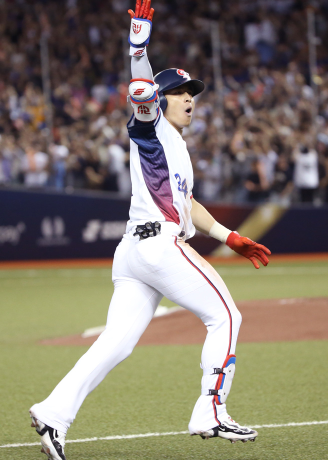 陈杰宪再补一发两分炮奠定中华队胜基。（范扬光摄）