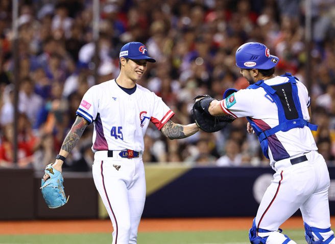 中华队王牌左投林昱珉(左)效力响尾蛇3Ａ，对韩国先发虎虎生风，连赛后记者翻译都能用英文神救援。（中华棒协提供）