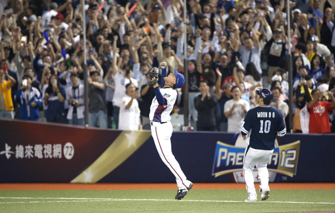 2024世界棒球12强赛B组预赛13日登场，中华队在主场台北大巨蛋以6比3击败韩国队，投手吴俊伟关门成功开心地跳起来大吼。（范扬光摄）