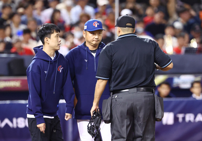 中华队总教练曾豪驹（中）。（中华棒协提供）