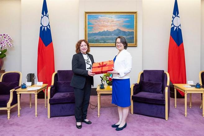 副總統蕭美琴12日接見「美國科羅拉多州副州長波莫薇若（Dianne Primavera）經貿訪問團。圖／總統府提供