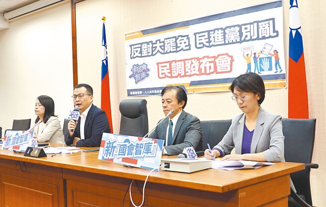 立委翁晓玲（右起）、文化大学新闻系教授庄伯仲、立委罗智强、许宇甄12日举行「新国会智库民调发布记者会」，指出70％民眾认为发动大罢免不利国家安定。（姚志平摄）