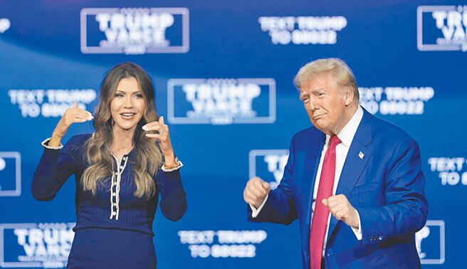 川普新人事，传南达科他州州长诺姆将接掌 国土安全部。图为她日前和共和党总统候选人川普随着歌曲《Y.M.C.A.》起舞。（美联社）