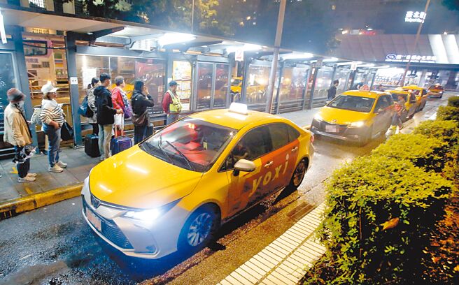 不满部分计程车司机遭车行剥削，全国汽车驾驶人权益联盟12日表示，若政府不积极处理将发动抗争。图为台北车站外，民眾正在排队搭车。（范扬光摄）（示意图，图中车辆及司机非新闻当事者）