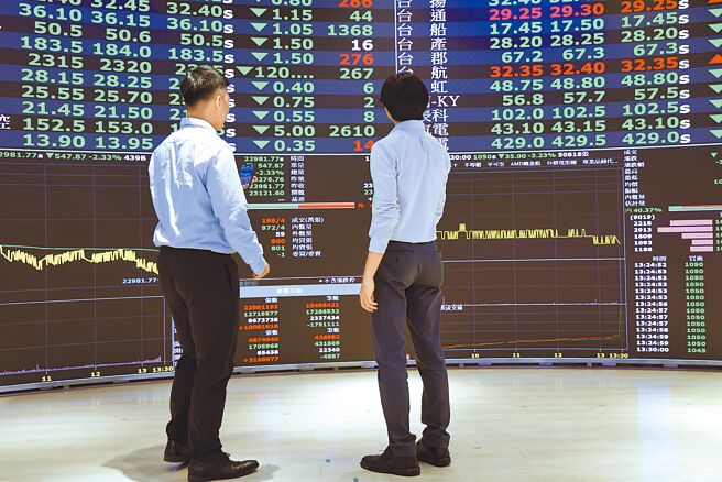 證交稅收灌注，財政部12日公布，今年前10月稅收已達3兆2951億元，年增2728億元，增幅9％，提前達到全年度目標。（鄧博仁攝）