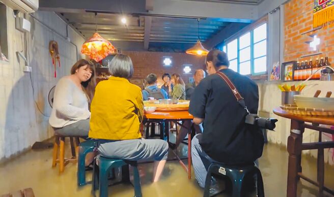 大水淹進宜蘭縣五結鄉西河五路的阿芳鹹粥，用餐顧客苦笑稱吃「流水」席。（業者提供／吳佩蓉宜蘭傳真）