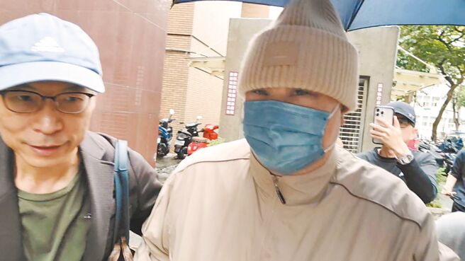 台北地检署侦办京华城案，为厘清台北市前市长柯文哲所涉政治献金等金流疑点，12日以证人身分传唤皇昌营造董事长江程金（右）。（陈志贤摄）