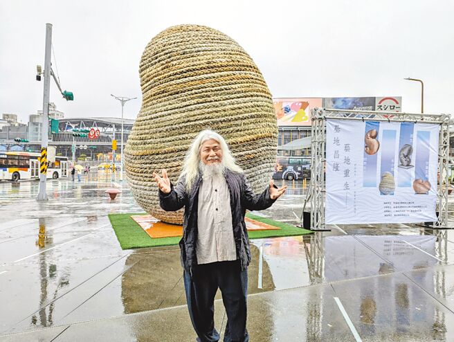 艺术家康木祥接受台湾港务公司委托，利用废弃船缆创作艺术品《毛小孩》在基隆市国门广场展出，外观引发民眾讨论。（张志康摄）
