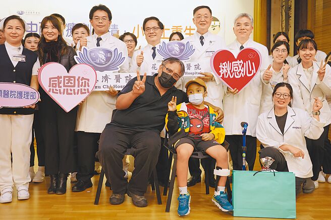 凱米颱風7月侵台，強風吹垮頂樓違建圍牆，石塊落下砸傷7歲馬小弟（前排中）腦部，經花蓮慈濟醫院團隊積極治療，12日順利出院。（羅亦晽攝）