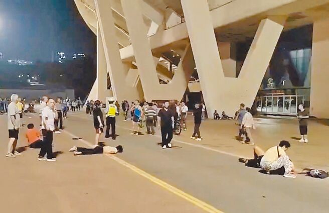 大陸廣東珠海市香洲區體育中心於11日晚間發生一起重大汽車衝撞事件，造成35人死亡，43人受傷。（摘自微博）