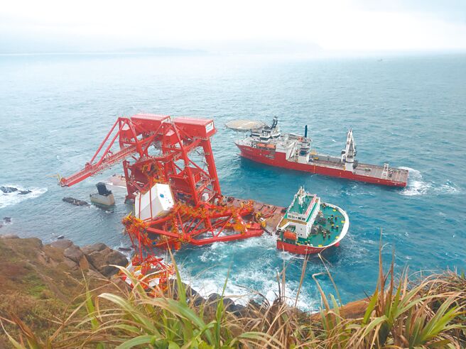 大陸籍貨輪「鈺洲啟航」和離岸工程船「東方建設者」距離約50公尺，但海象不佳無法執行抽油作業。（張鎧乙攝）