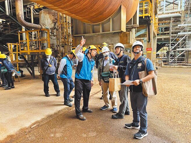 桃园市环保局长陈世伟12日率57名同仁与8位专家学者，前往中油桃炼厂全方位总体检。（桃园市环保局提供／姜霏桃园传真）