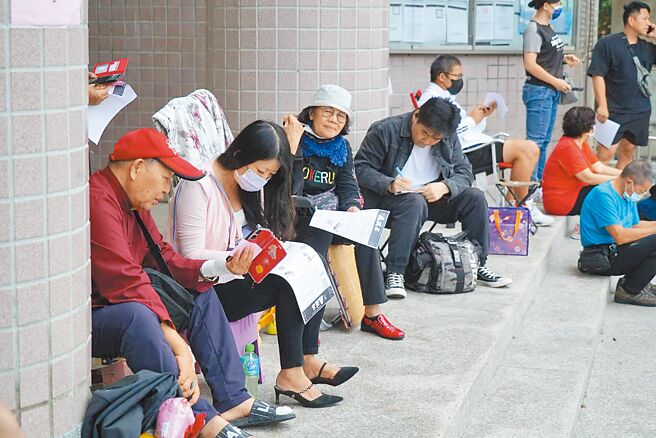 鹿港「鹿溪宴」預定在23、24日連2天各開100桌，12日早上8點開賣，吸引民眾排隊報名。（鹿港鎮公所提供／葉靜美彰化傳真）