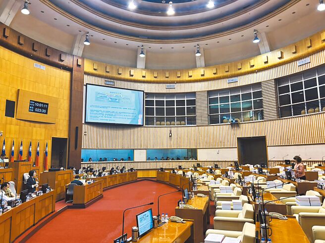 高鐵南延屏東路線遲未定，屏東縣議員蘇資婷12日在議會總質詢時提出，從左營案變更到高雄案，不僅工程要延宕，還可能會讓屏東高鐵特定區發展受限。（謝佳潾攝）