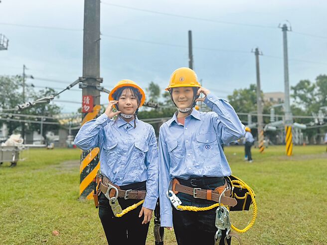 台電「配電線路維護類」學員12日在高雄訓練中心集訓，過去是IG美食網紅的陳星汝（左），今年10月也報考入訓。（洪靖宜攝）