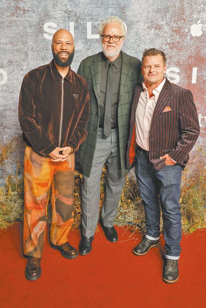 凡夫俗子（左起）、提姆羅賓斯及史提夫贊恩日前出席倫敦首映會。（Apple TV+提供）